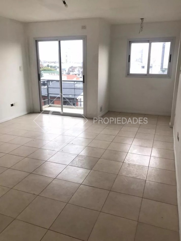 Departamento Al Frente Con Balcon Y Cochera