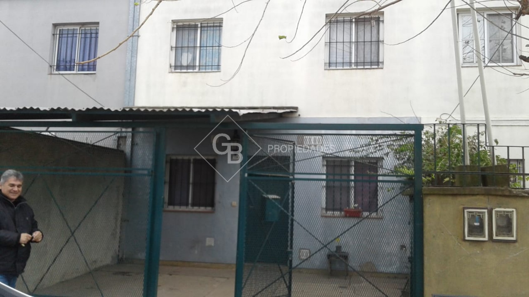 VENTA CASA 3 AMBIENTES CON PATIO Y DOS COCHERAS EN MONTE GRANDE