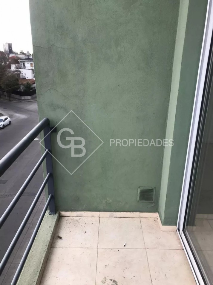 Departamento Al Frente Con Balcon Y Cochera