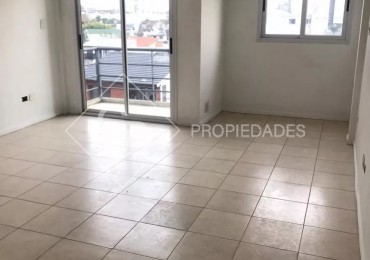Departamento Al Frente Con Balcon Y Cochera 